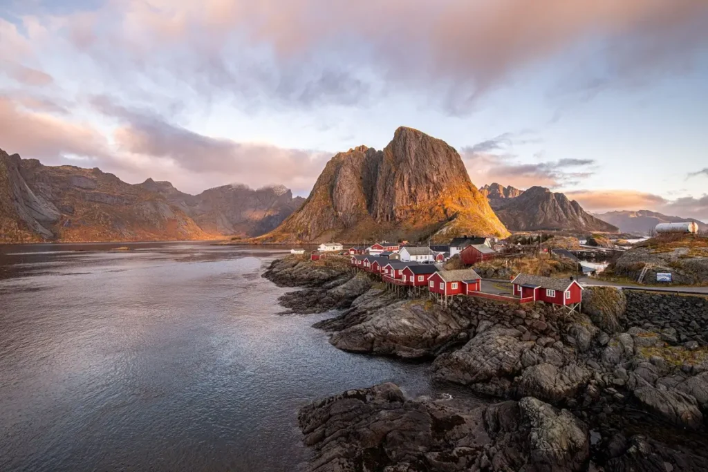 Pueblo de pescadores en las islas lofoten en verano