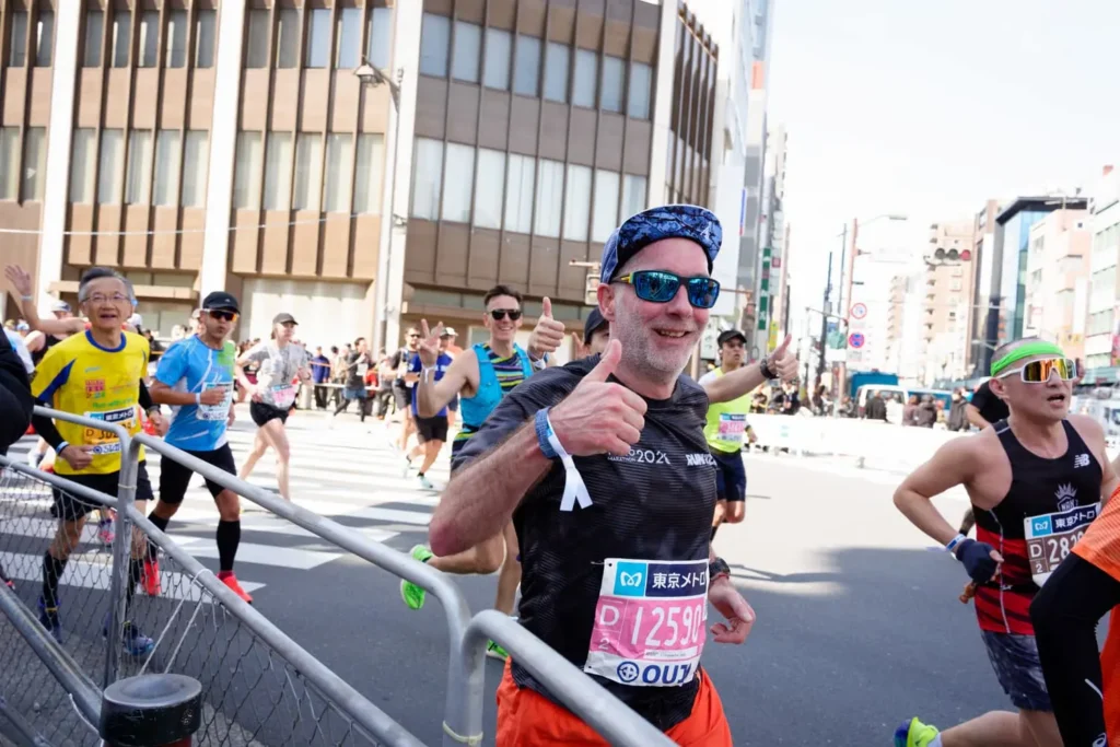 Corredores preparando el ritmo durante el Maratón de Tokio