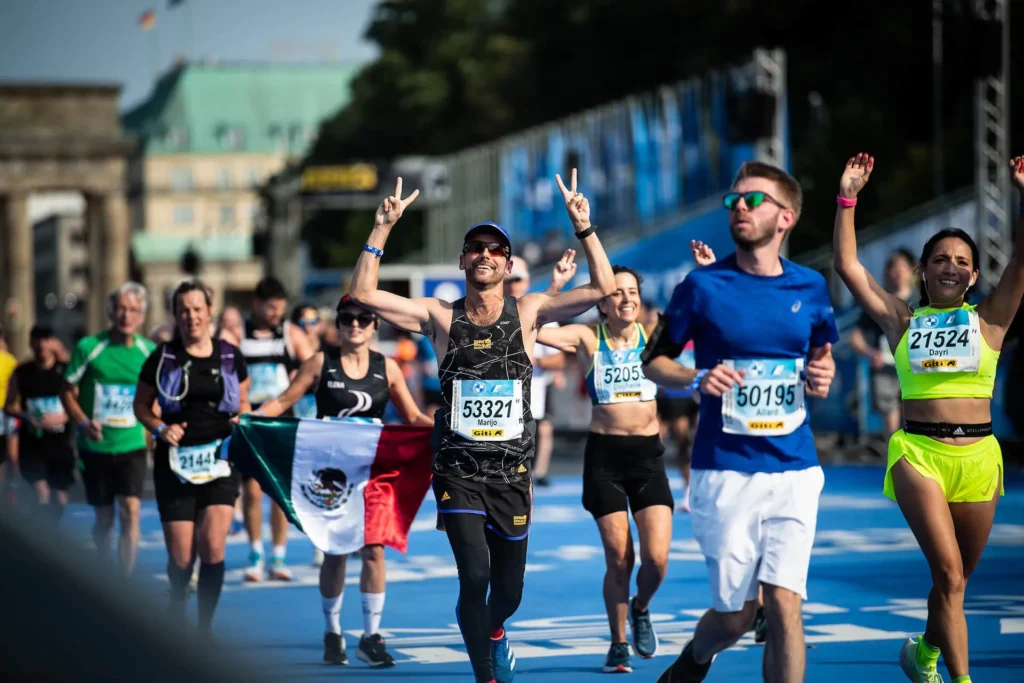 Corredores participando en una de las mejores maratones del mundo