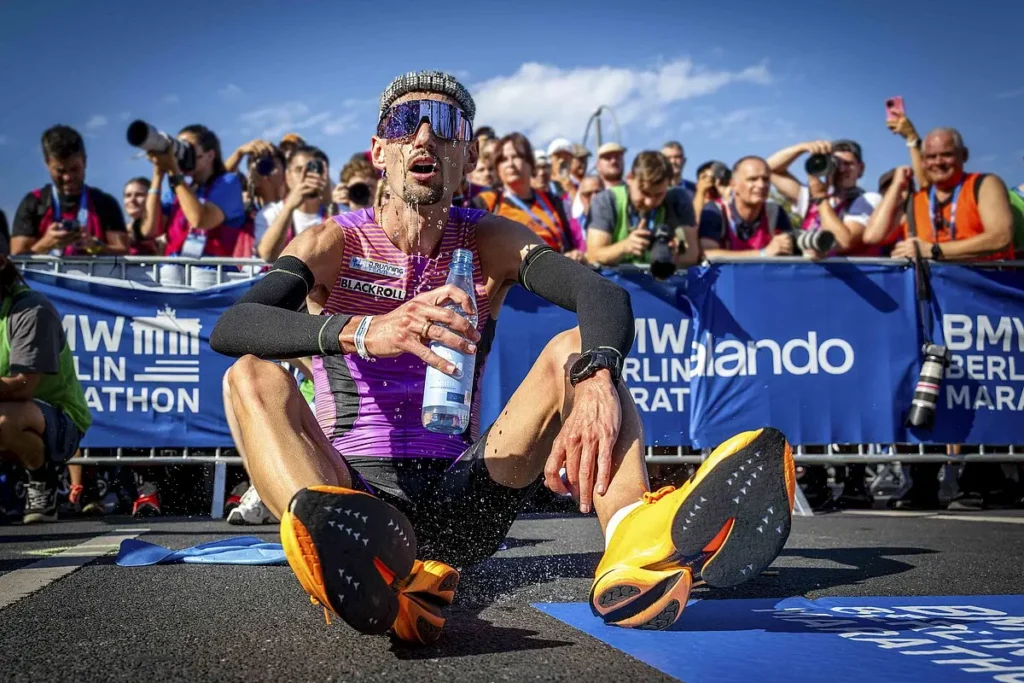Corredor recuperándose durante el Maratón de Berlín tras buscar su mejor marca personal