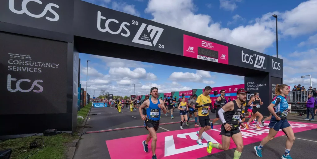 Corredores durante el Maratón de Londres en el recorrido por la ciudad