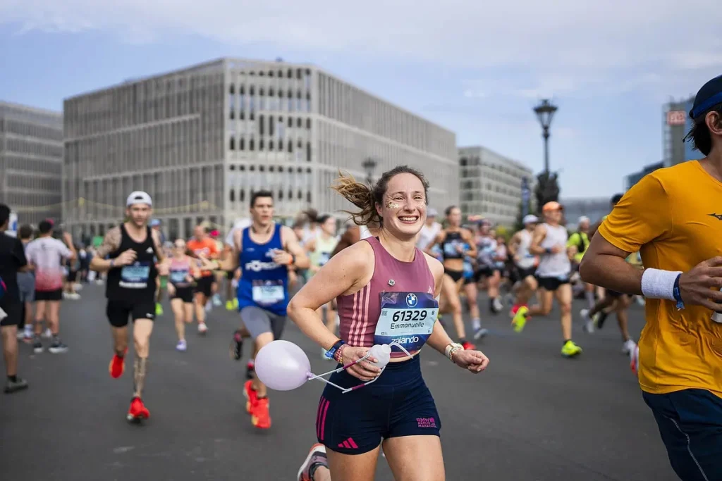 Corredores participando en uno de los mejores maratones de Europa