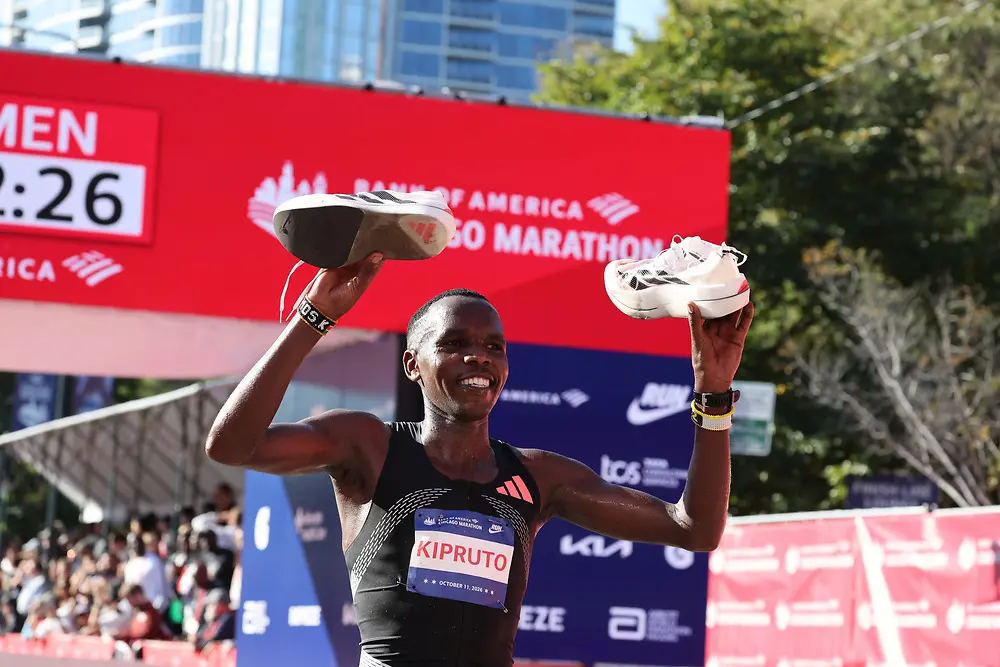 Amos Kipruto celebra su victoria en el Maratón de Chicago 2026 tras ganar con un tiempo de 2:01:09.