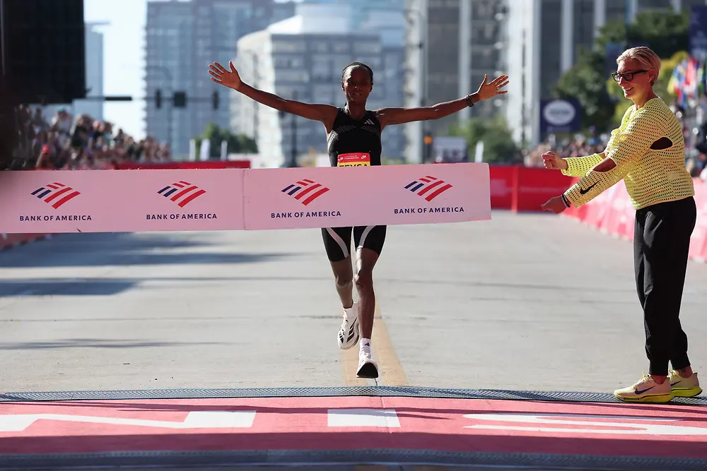 Hawi Feysa cruza la meta como ganadora del Maratón de Chicago 2026, con un tiempo de 2:13:33.